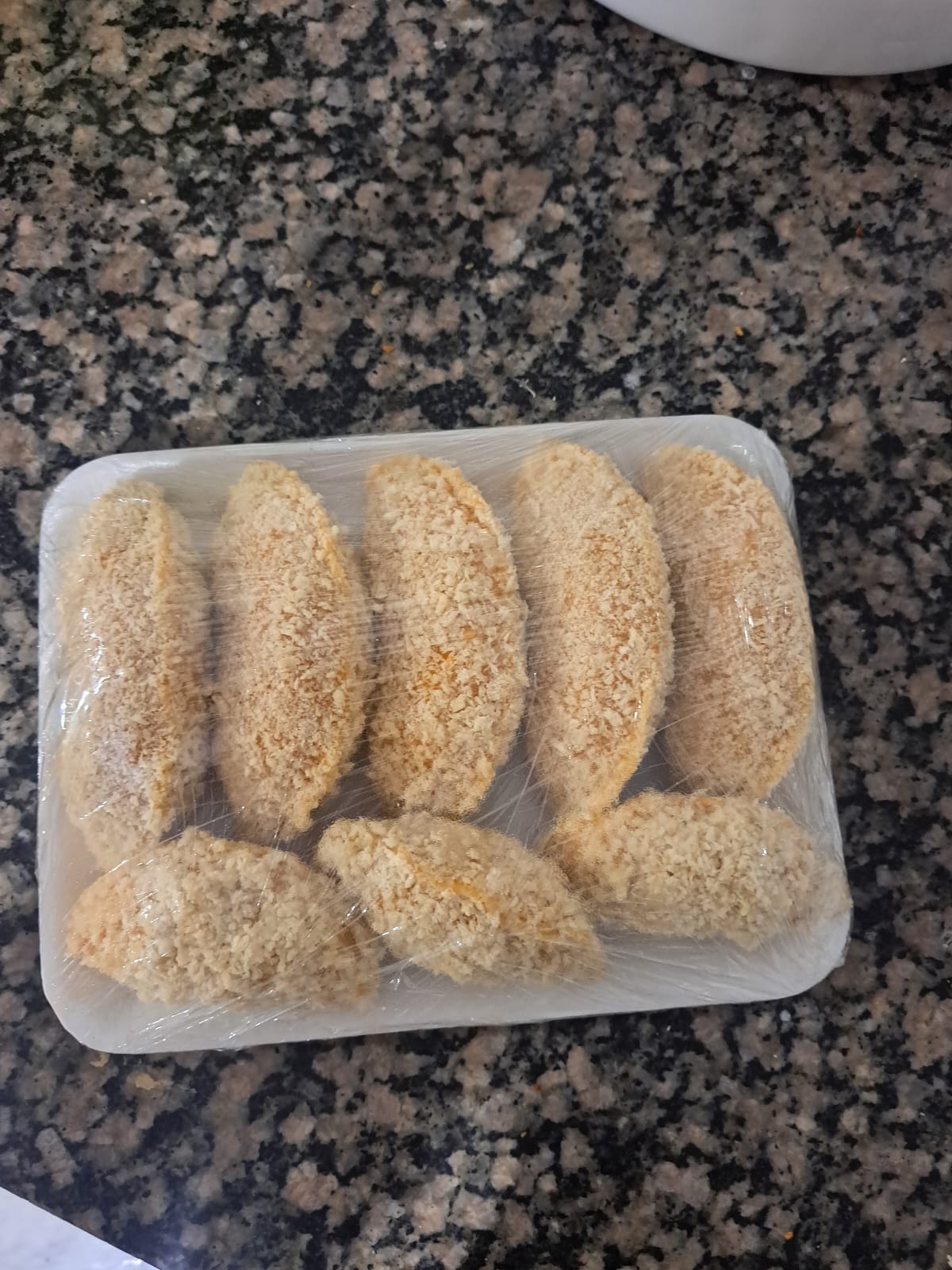 8 salgados pequenos de carne e queijo